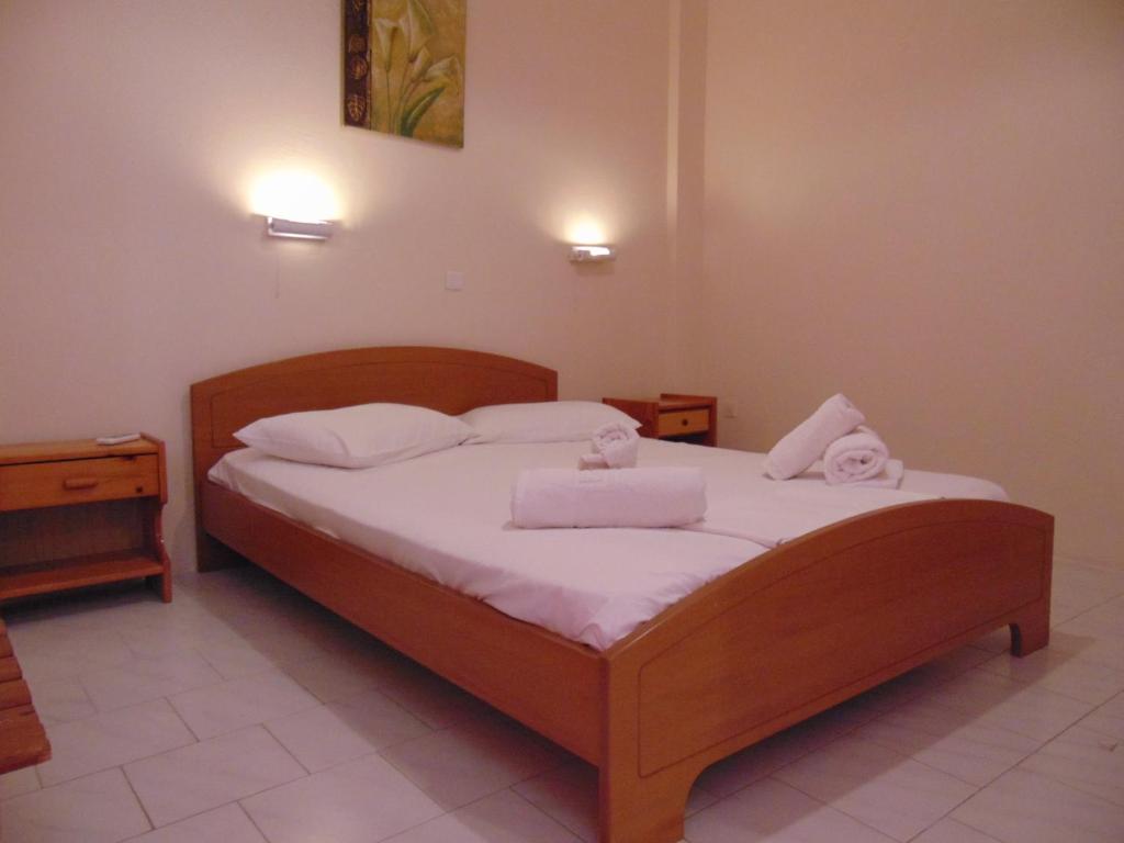 达西亚阿夫拉别墅酒店的一间卧室配有一张床,上面有两条毛巾