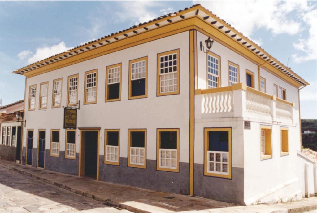 迪亚曼蒂纳Pousada Relíquias do Tempo的一座白色的古老建筑,带有黄色的点缀