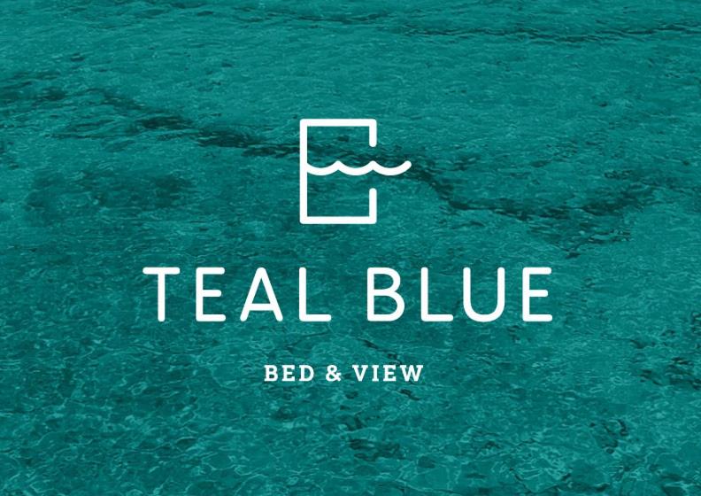 考弗尼西亚Teal Blue的水面上真蓝色的标志