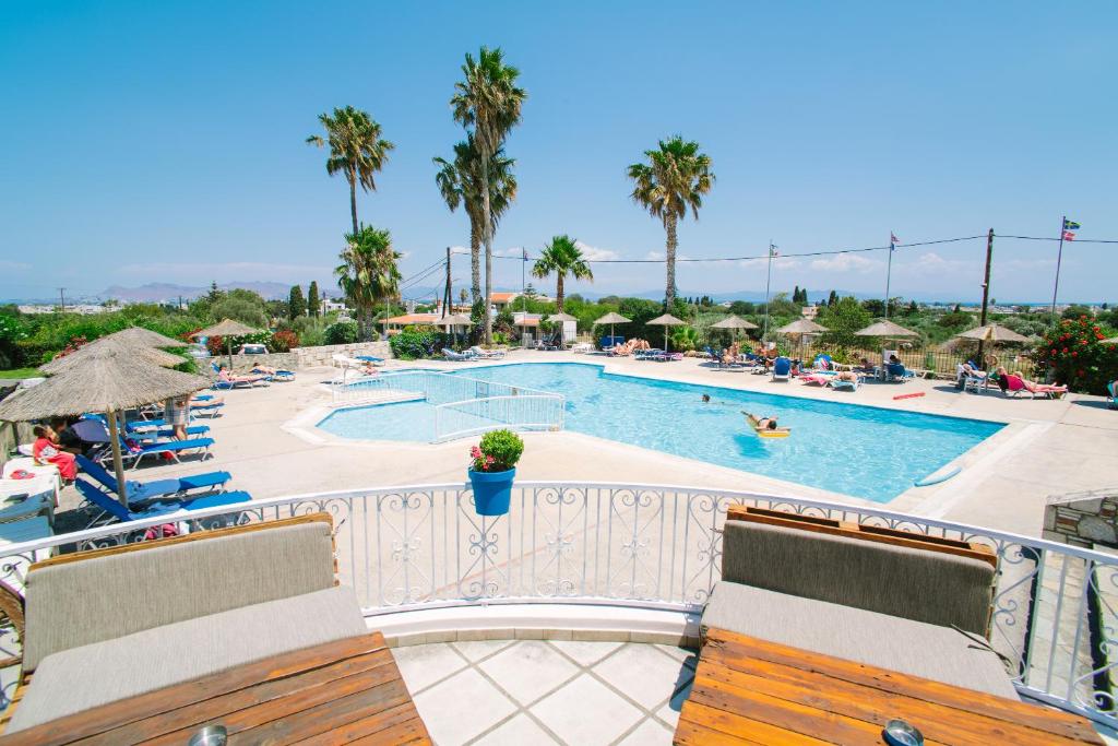 科斯镇安帕里斯家庭式公寓的享有度假村游泳池的景致