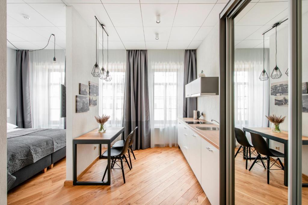 考纳斯Piano Apartments的卧室配有一张床和一张桌子及椅子
