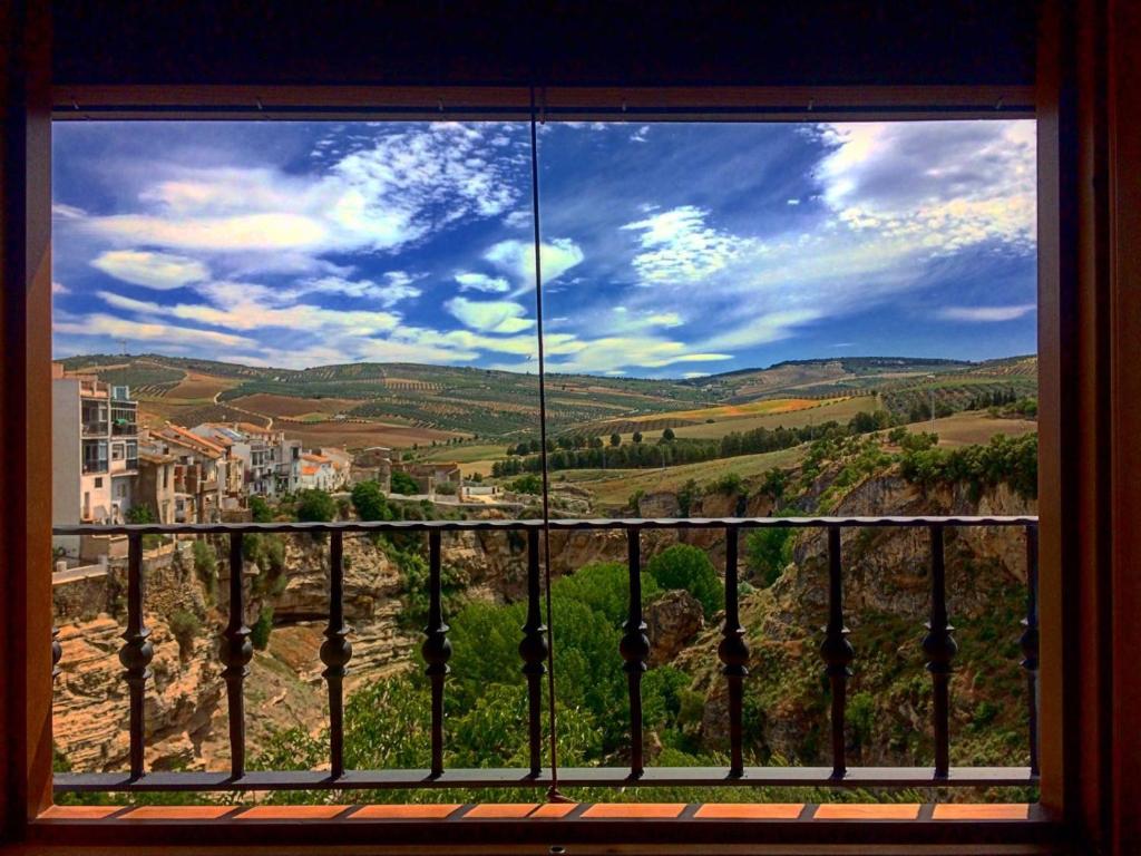 格拉纳达省阿拉马La Maroma Rooms & Views的享有乡村景致的窗户。