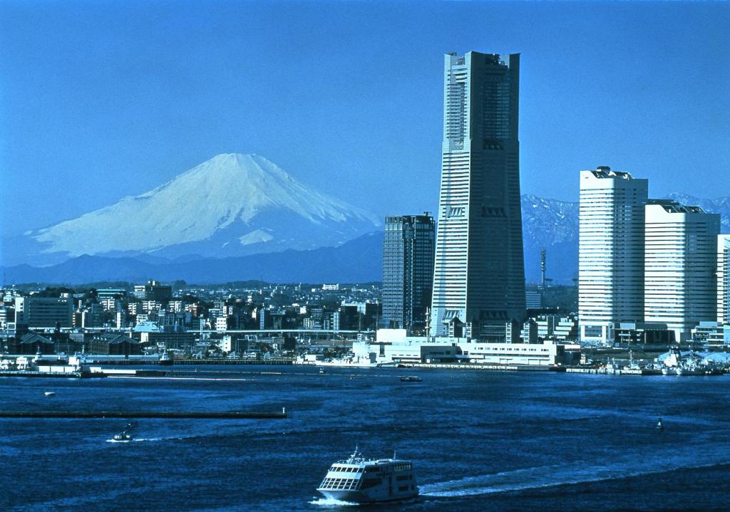 横滨横滨皇家花园酒店的山地城市,水中小船