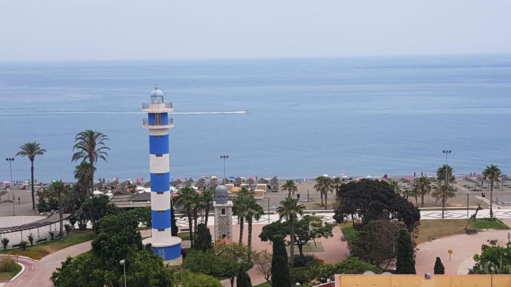 托雷德尔马尔vistas al mar的海边公园的灯塔
