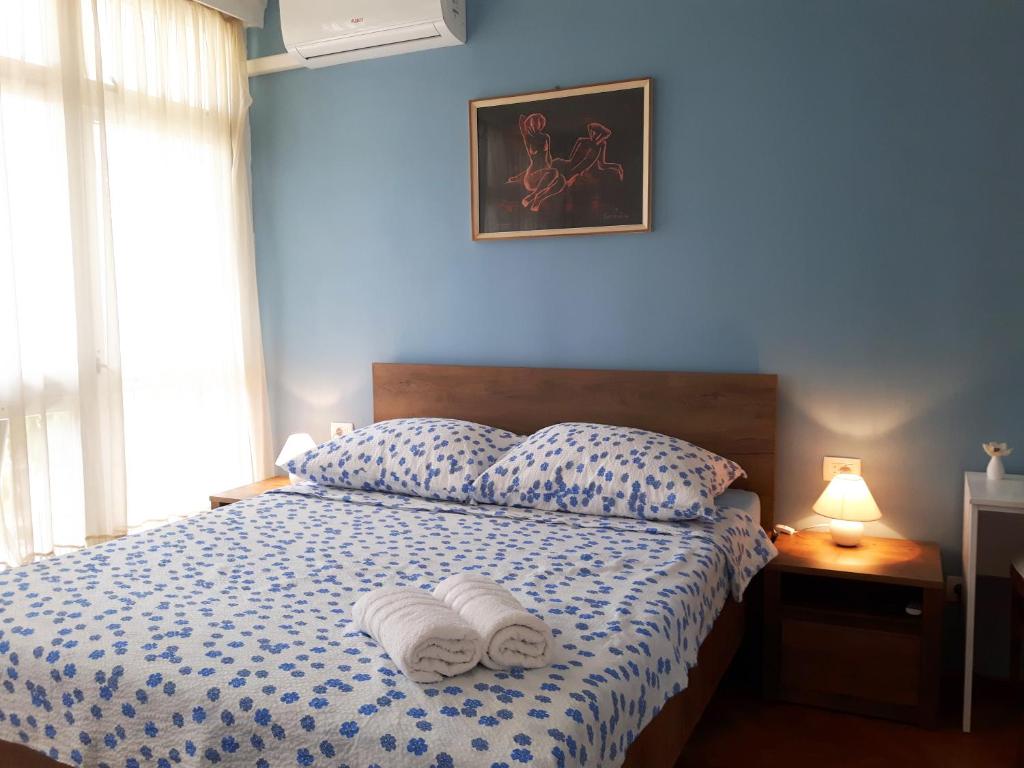 斯普利特Tajc Rooms的一间卧室配有一张床,上面有两条毛巾