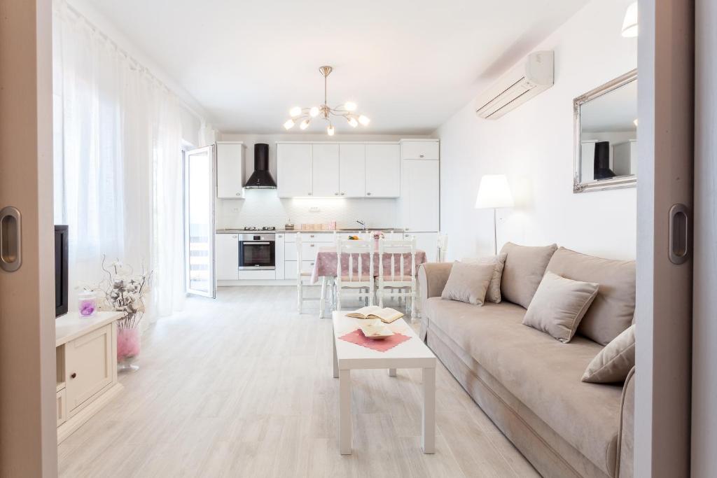 普利格拉迪卡Guest House Simoni的白色的客厅配有沙发和桌子