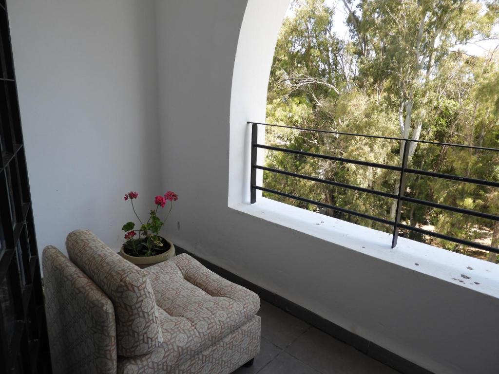 哈马马特Appartement quartier Dar Sebastian, Hammamet的客房设有两把椅子和大窗户