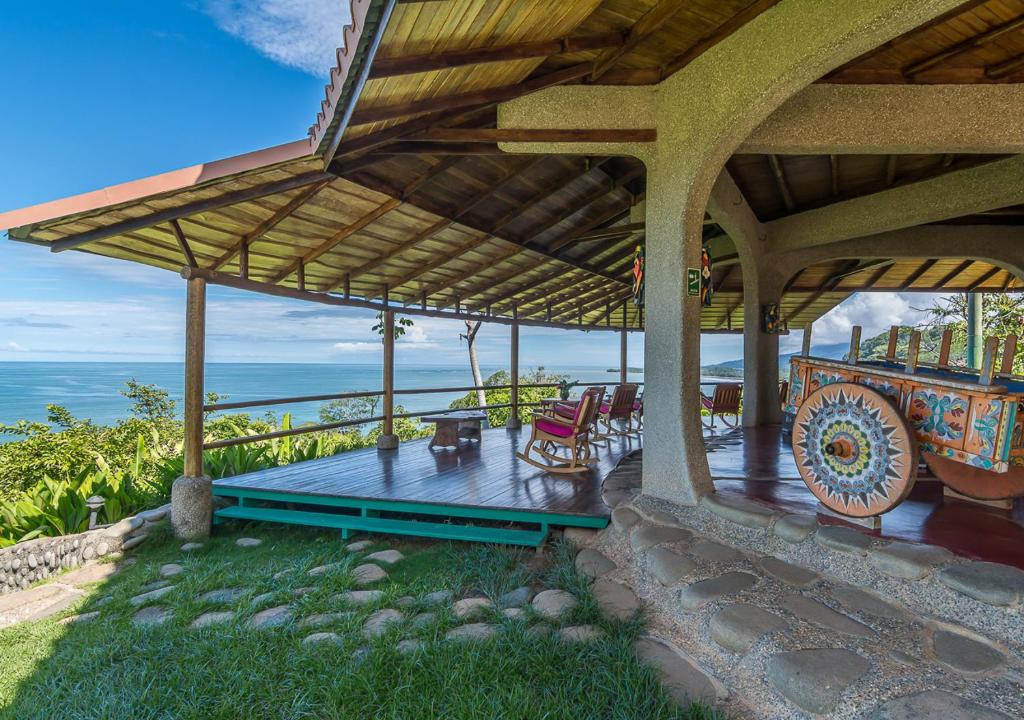 乌维塔拉库西加旅社的海景度假屋 - 带甲板