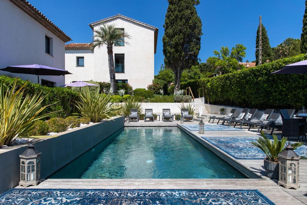 圣特罗佩Hotel le Mandala的一座房子后院的游泳池