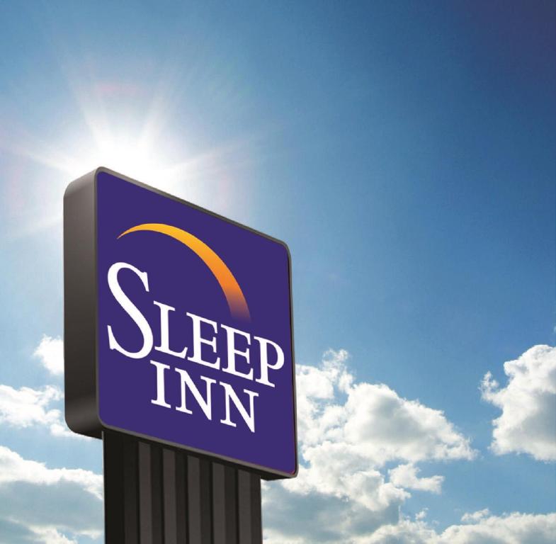 丹佛Sleep Inn & Suites Denver International Airport的天空前的睡眠旅馆标志