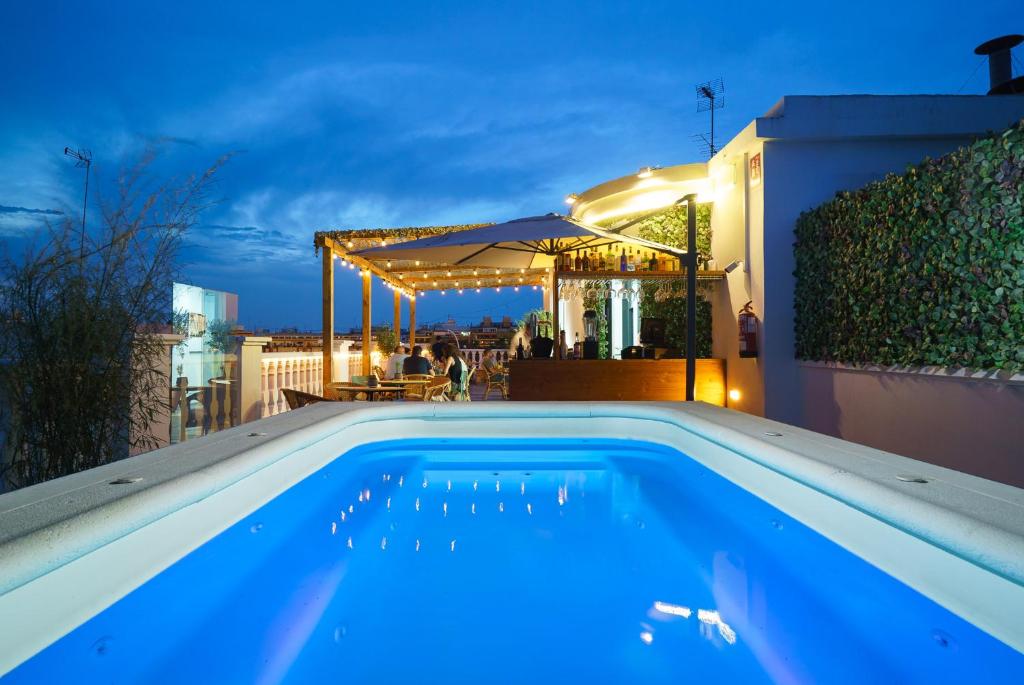 瓦伦西亚布兰克卡门酒店的夜间屋顶的游泳池