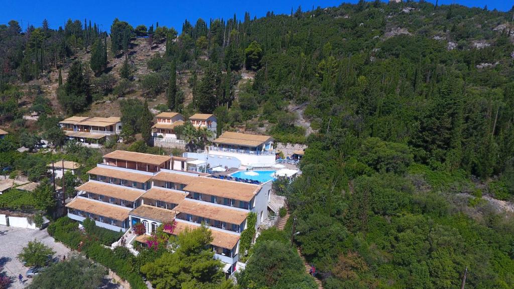 阿约斯尼奇塔斯奥德赛酒店的享有山区度假胜地的空中景致