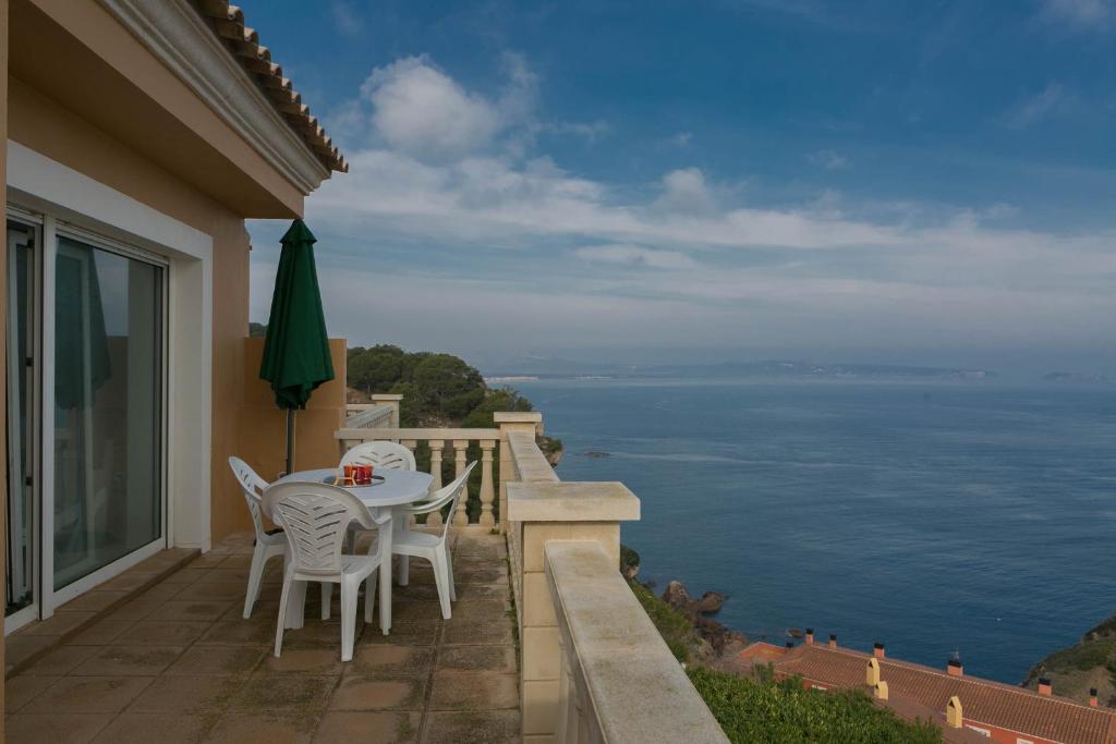 巴古尔3 bedroom apartment in Aiguafreda, Begur. Sea views and Terrace (Ref:H26)的海景阳台上的桌椅