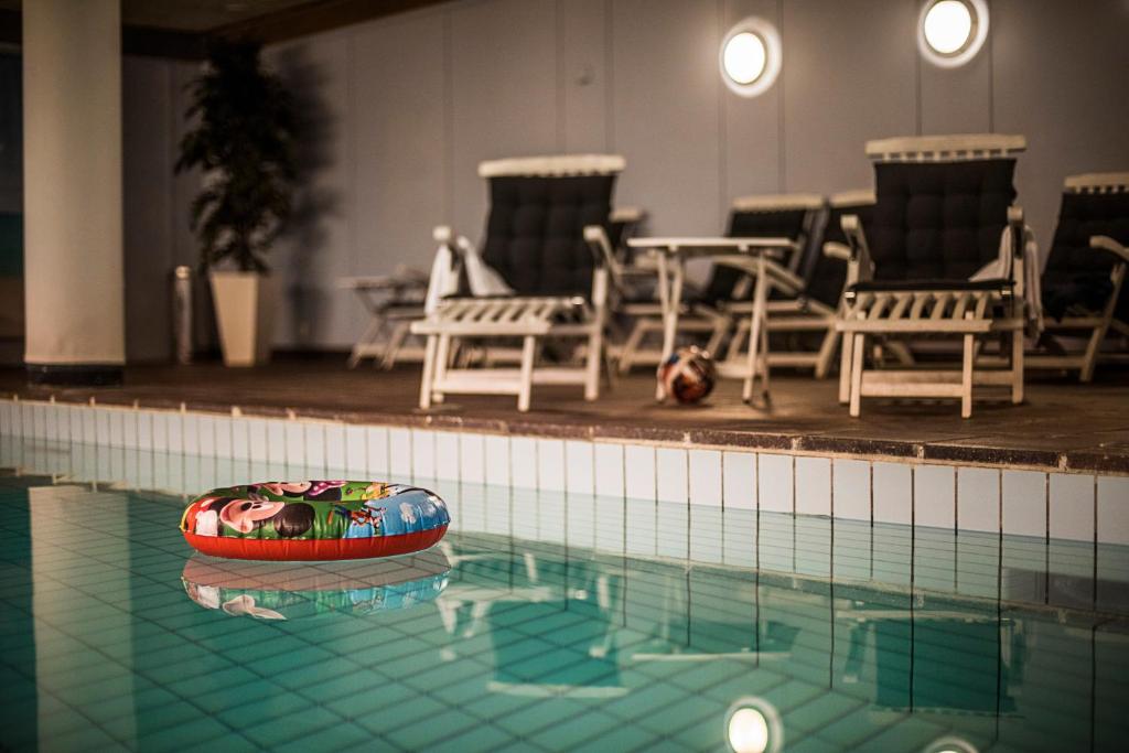 卡尔马威特第一酒店的游泳池,里面放着玩具