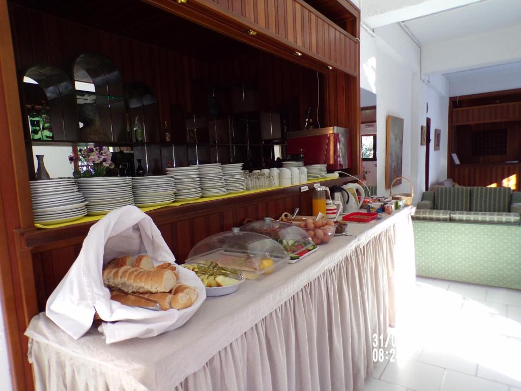 圣加利尼阳光酒店的面包和其他食物的自助餐