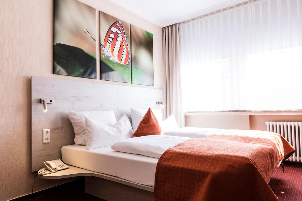 汉诺威伊莉莎白萨加尔尼酒店的酒店客房设有一张带大窗户的床。