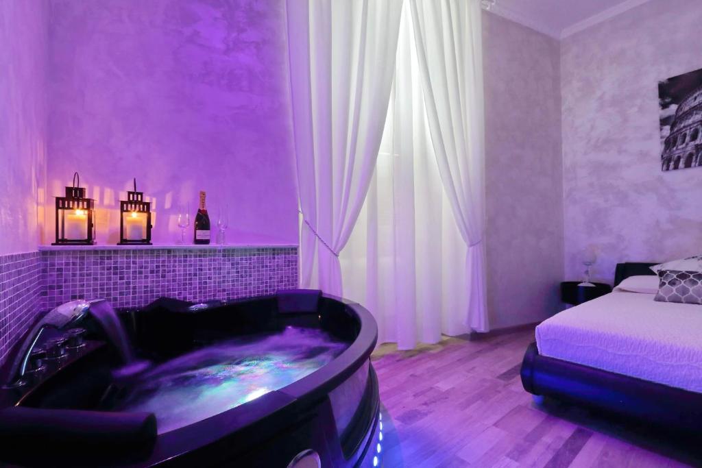 罗马休闲旅馆的紫色客房配有浴缸和床。