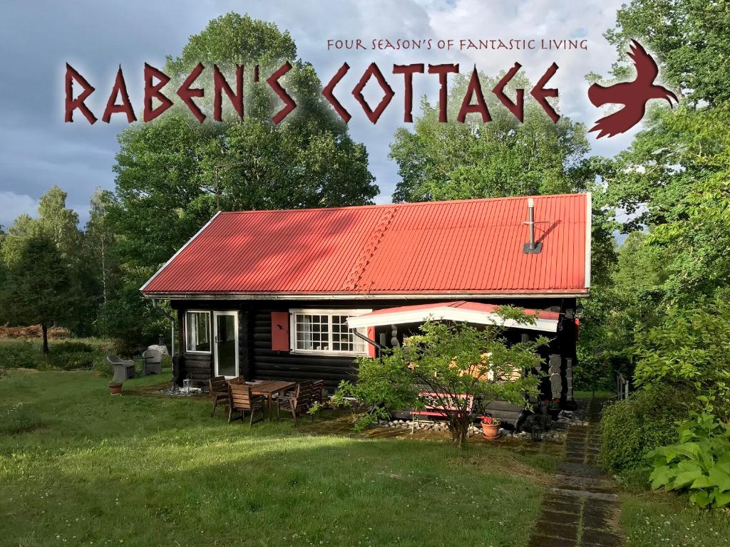 本茨福什Rabens Cottage的一间红色屋顶和标志的小房子