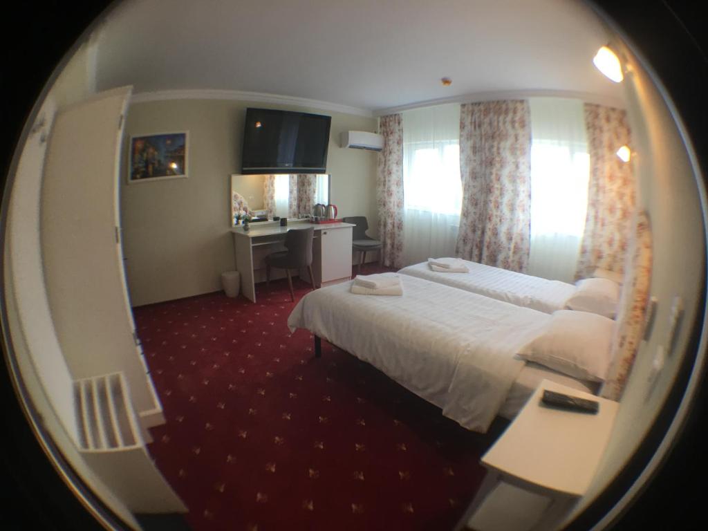 苏恰瓦Casa Bucovineana的配有一张床和一张书桌的酒店客房