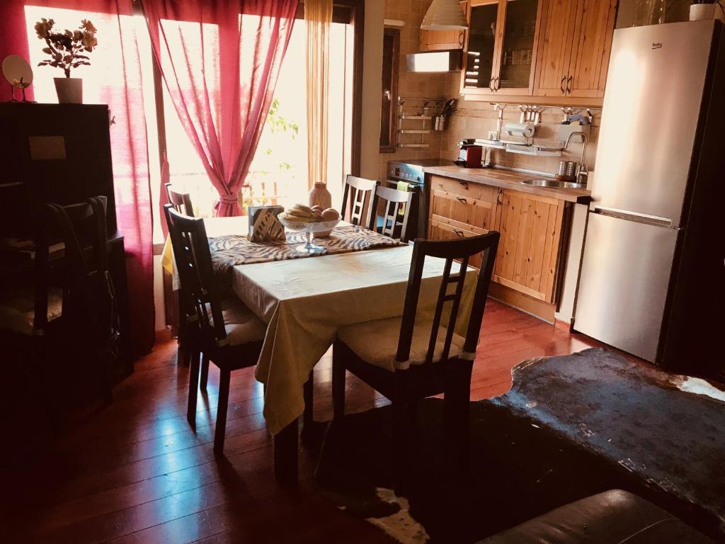 洛斯克里斯蒂亚诺斯Room 16的厨房配有桌椅和冰箱。
