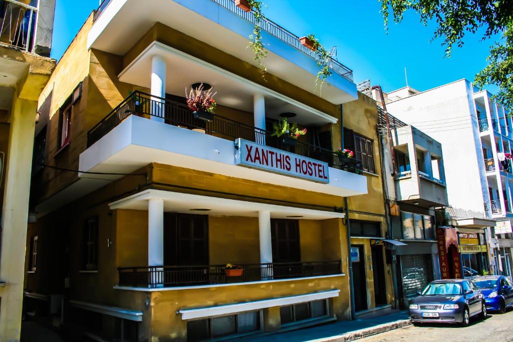 尼科西亚Xanthis Hostel Nicosia City Centre的带有骑士音乐读物的标志的建筑物