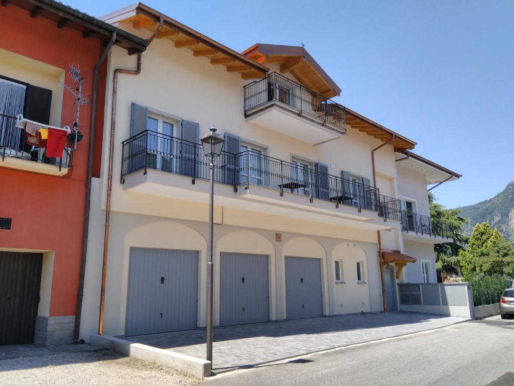 巴韦诺Danilo Apartments的四扇车库门和两个阳台