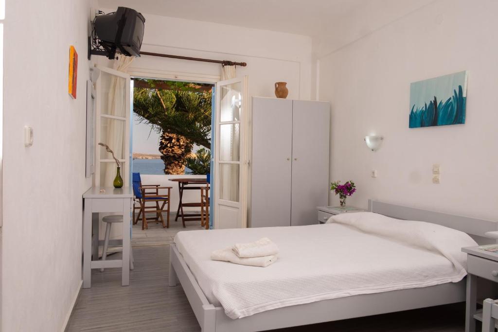 德里奥斯尼克勒塔一室公寓酒店的一间卧室配有一张床和一张桌子,享有美景