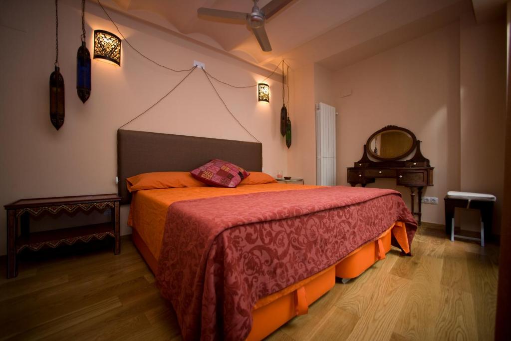GestalgarAmarain Casa Rural的一间卧室配有一张带橙色毯子的大床