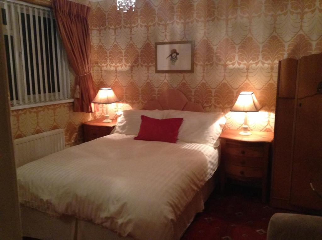 浦耳San Michele Guest House的一间卧室配有一张床,两台桌子上放着两盏灯