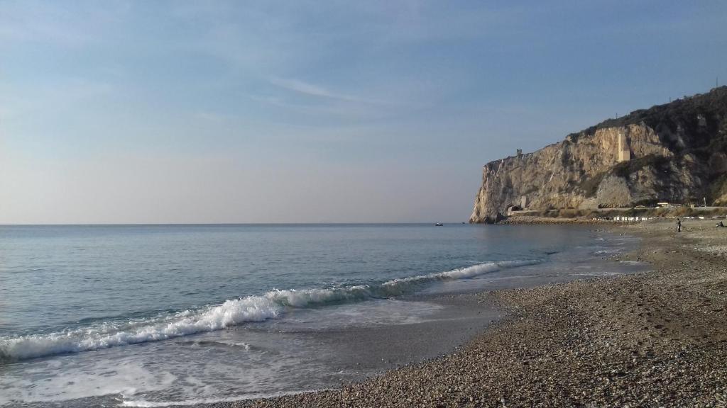 菲纳莱利古雷La Rosa Dei Venti的一片拥有岩石海岸和海洋的海滩
