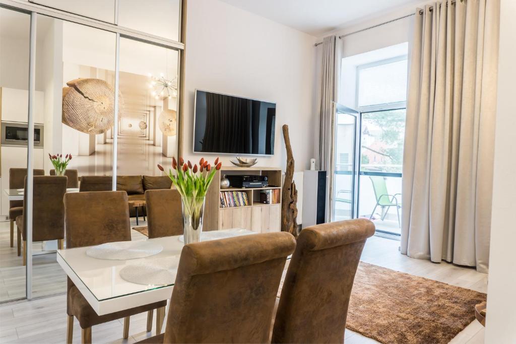 波普拉德Premium Apartment Centrum的用餐室以及带桌椅的起居室。
