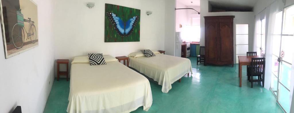 特拉科塔尔潘卡萨德拉鲁斯 - 一室公寓套房的一间设有两张床和一张桌子及椅子的房间