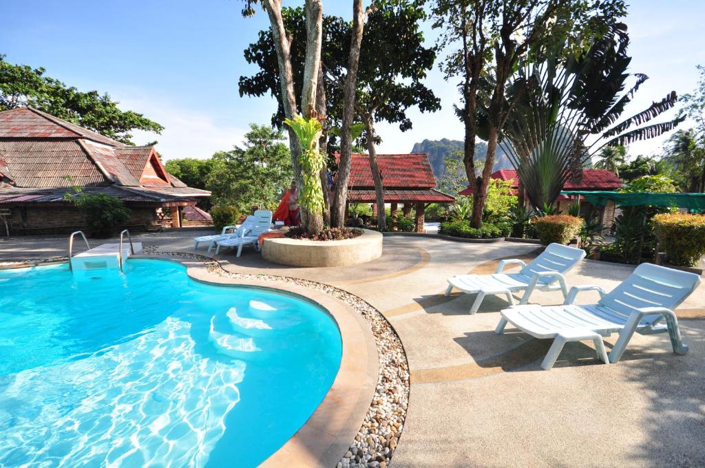 莱利海滩莱雷观景度假酒店的一座房子旁带躺椅的游泳池