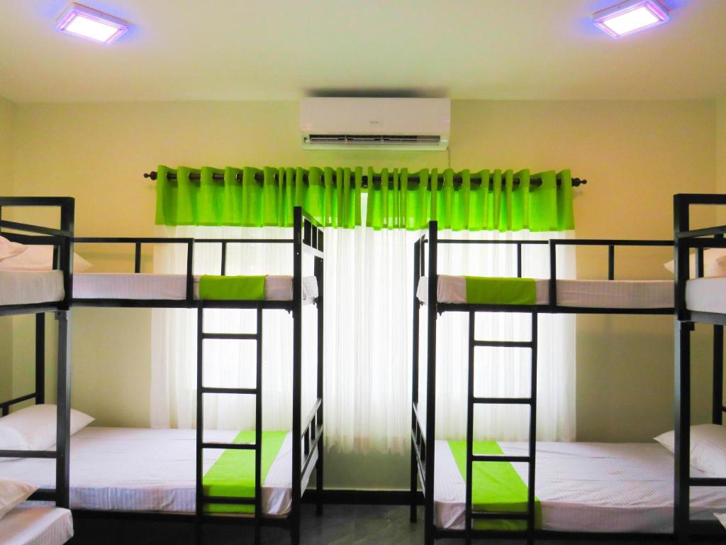 科伦坡Havelock City Hostel, Colombo的一组双层床,位于一个窗口的房间