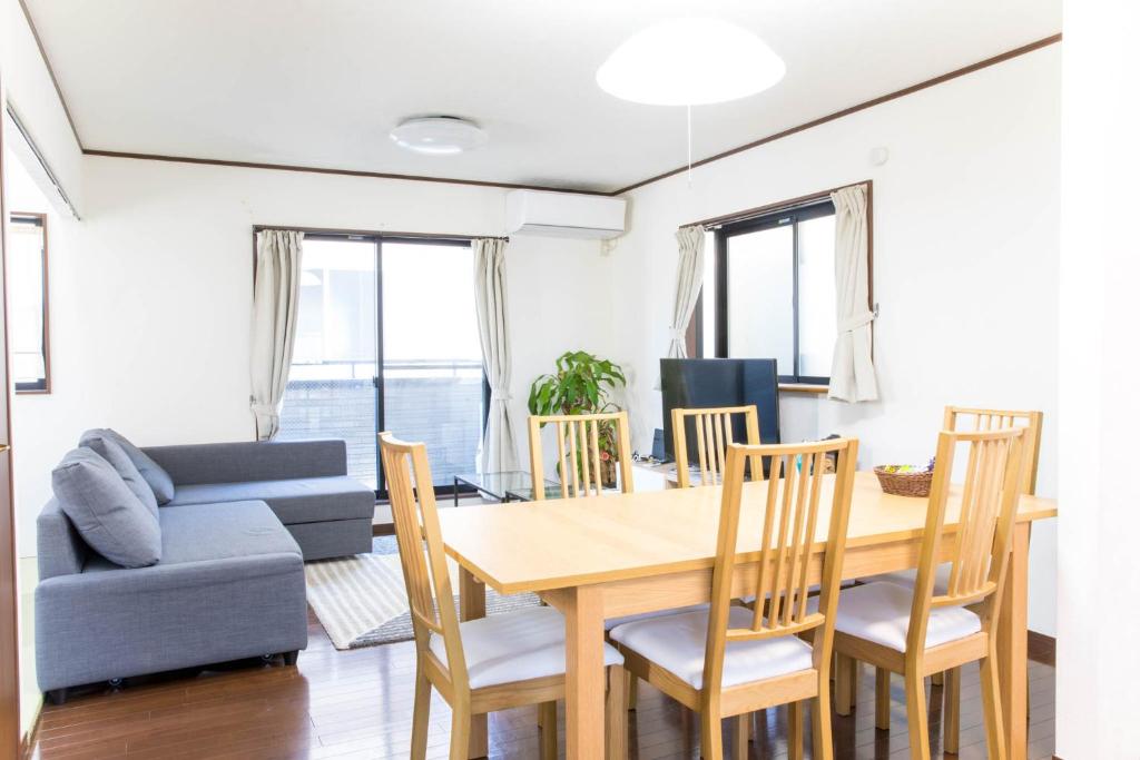 东京Tokyo Aoto House的用餐室以及带桌椅的起居室。