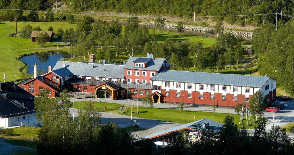 拉蒙德贝里耶Ramundbergets Fjällgård的享有大建筑的空中景致,享有河流美景
