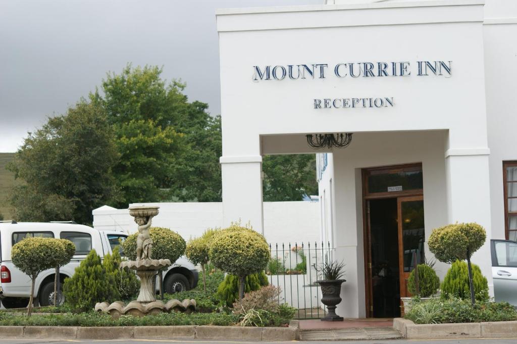科克斯塔德Mount Currie Inn的一座建筑物,上面有读取混凝土的标志