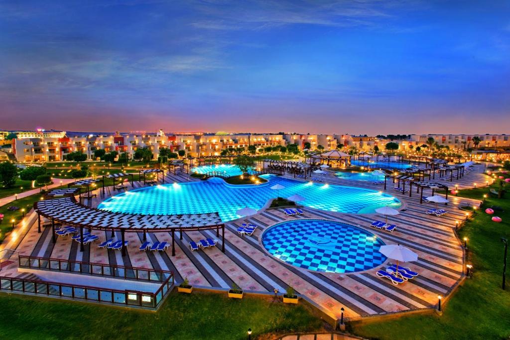 赫尔格达Sunrise Crystal Bay Resort -Grand Select的享有大型游泳池的顶部景色