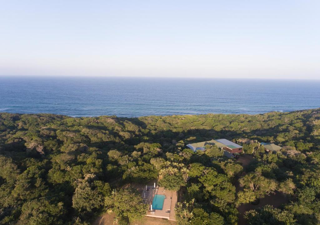 索德瓦纳湾Mseni Beach Lodge的背景中海洋的房屋的空中景观