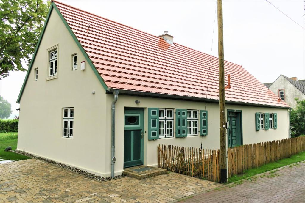 朗克维茨Alte Post, Liepe的白色的房子,有红色的屋顶和绿门