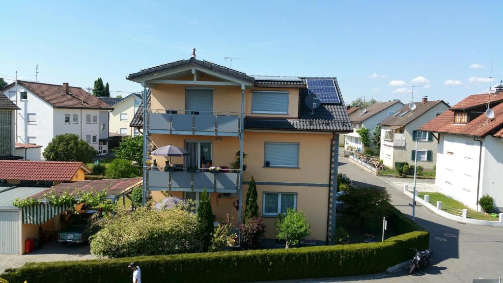 梅肯博伊伦BodenSEE Apartment Steinackerweg的城市中带阳台的黄色房子