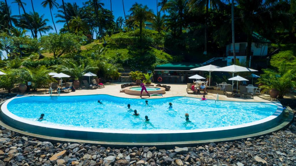 SantʼAnaClub Santana Beach & Resort的和度假村内的人一起使用的游泳池