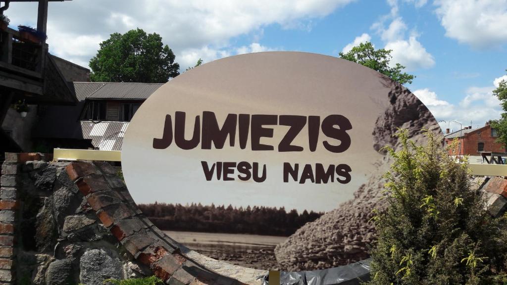 PļaviņasGuest house Jumiezis的朱美拉的乌韦古吉斯公司的标志