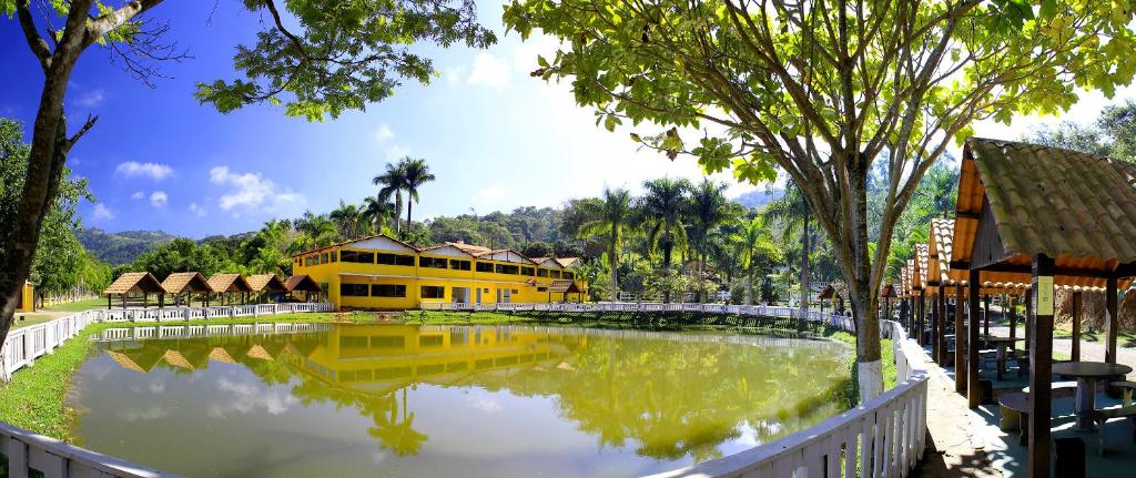 拉法耶蒂顾问城Pousada carvalho的黄色建筑前方的大水库