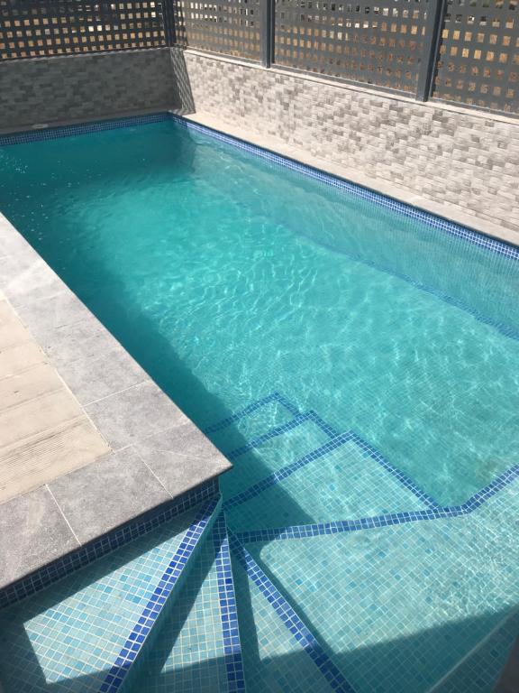 villa moderna con piscina privada, jardín y vista al Mar内部或周边的泳池