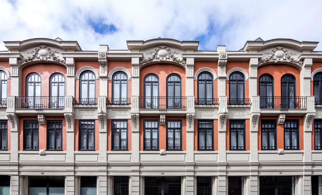 波尔图托马斯宫公寓的一座拥有许多窗户的大型建筑