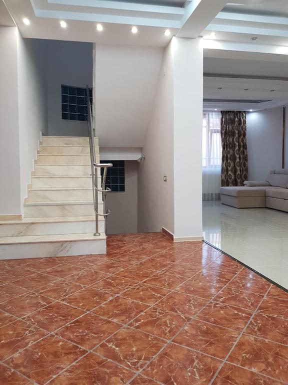 康斯坦察Vila Nicol的一间空房间,设有楼梯和瓷砖地板
