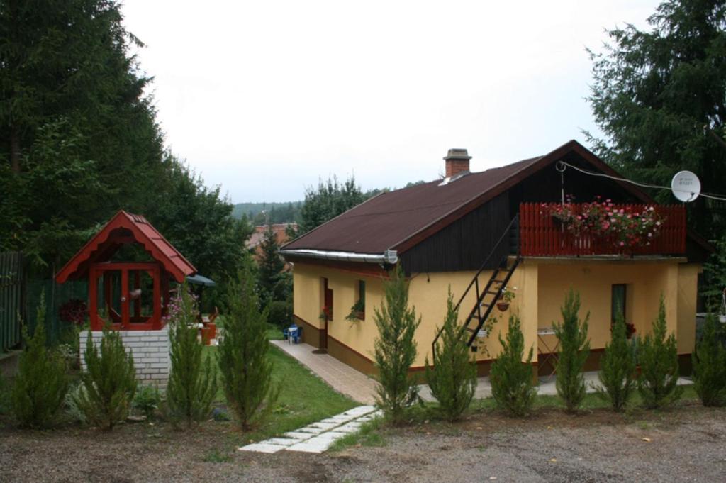 保拉德绍什瓦尔萨瓦尔温德加兹旅馆的红色屋顶的黄色小房子