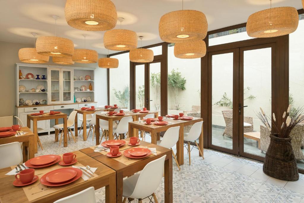 圣地亚哥Casa Bellavista Hotel的厨房以及带木桌和椅子的用餐室。