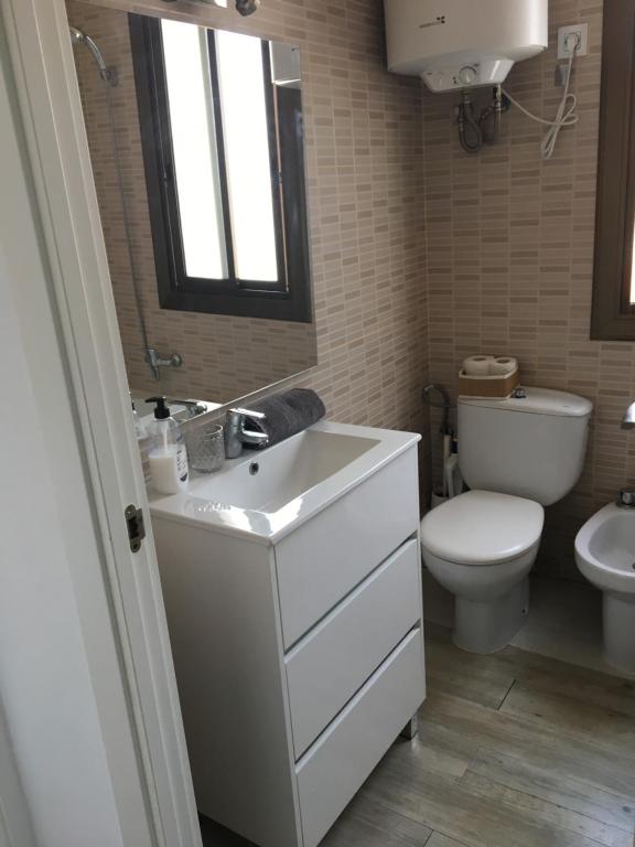 卡斯特尔德费尔斯Beach Castelldefels的浴室配有白色水槽和卫生间。